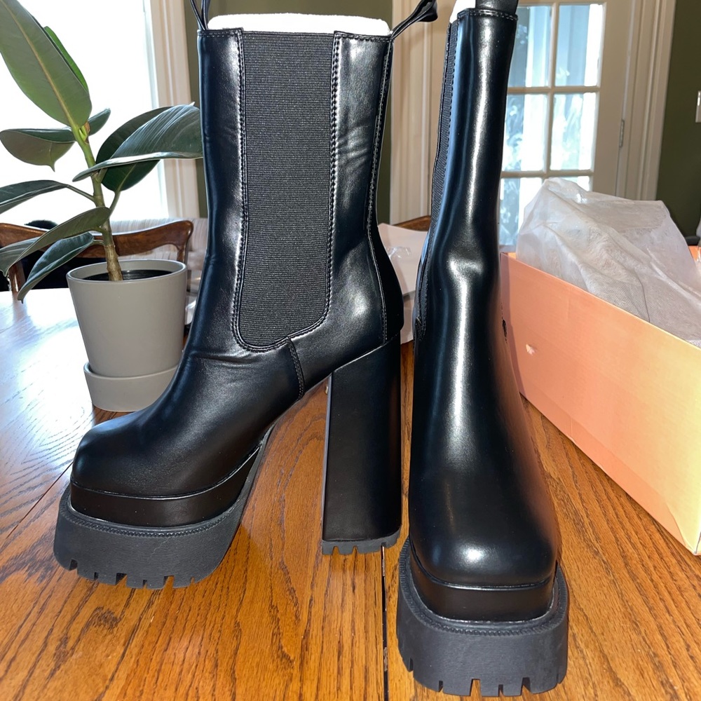 Ring the alarm Dolls Kill platform boots - Picture 2 of 8